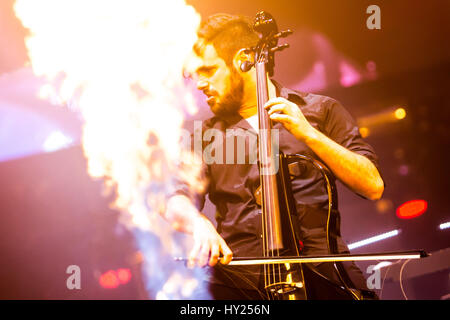 Mailand, Italien. 30. März 2017. Kroatische Cello Duo 2Cellos tritt im Mediolanum Forum. Bildnachweis: Mairo Cinquetti/Alamy Live-Nachrichten Stockfoto