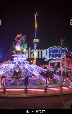 Peterborough, UK. 30. März 2017.  Peterborough Mart Jahrmarkt Vergnügen Wiesen Parkplatz in der Nähe von Peterborough Stadtbrücke hatte eine anstrengenden Nacht am Donnerstag die Familie Nacht mit allen Fahrten zu reduzierten Kosten von £1.50 war. Die beliebten Fahrten inklusive Autoscooter, Oblivion, perfekt, Miniwheel Dies ist eine traditionelle regionale Kirmes von John Thurston und Söhne und Besuche Peterborough laufen jedes Jahr im Frühling. Es schließt Sonntag, 2. April 2017. Bildnachweis: WansfordPhoto/Alamy Live-Nachrichten Stockfoto