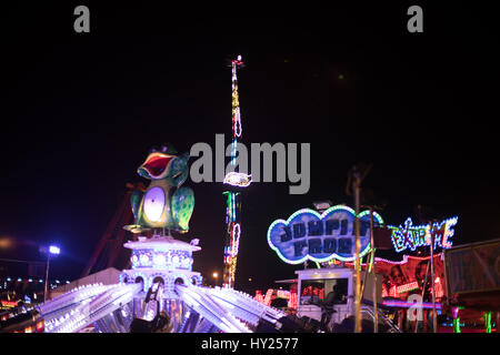 Peterborough, UK. 30. März 2017.  Peterborough Mart Jahrmarkt Vergnügen Wiesen Parkplatz in der Nähe von Peterborough Stadtbrücke hatte eine anstrengenden Nacht am Donnerstag die Familie Nacht mit allen Fahrten zu reduzierten Kosten von £1.50 war. Die beliebten Fahrten inklusive Autoscooter, Oblivion, perfekt, Miniwheel Dies ist eine traditionelle regionale Kirmes von John Thurston und Söhne und Besuche Peterborough laufen jedes Jahr im Frühling. Es schließt Sonntag, 2. April 2017. Bildnachweis: WansfordPhoto/Alamy Live-Nachrichten Stockfoto