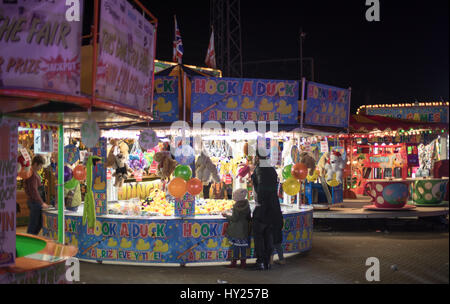 Peterborough, UK. 30. März 2017.  Peterborough Mart Jahrmarkt Vergnügen Wiesen Parkplatz in der Nähe von Peterborough Stadtbrücke hatte eine anstrengenden Nacht am Donnerstag die Familie Nacht mit allen Fahrten zu reduzierten Kosten von £1.50 war. Die beliebten Fahrten inklusive Autoscooter, Oblivion, perfekt, Miniwheel Dies ist eine traditionelle regionale Kirmes von John Thurston und Söhne und Besuche Peterborough laufen jedes Jahr im Frühling. Es schließt Sonntag, 2. April 2017. Bildnachweis: WansfordPhoto/Alamy Live-Nachrichten Stockfoto
