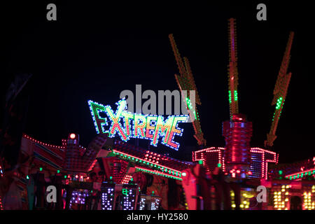 Peterborough, UK. 30. März 2017.  Peterborough Mart Jahrmarkt Vergnügen Wiesen Parkplatz in der Nähe von Peterborough Stadtbrücke hatte eine anstrengenden Nacht am Donnerstag die Familie Nacht mit allen Fahrten zu reduzierten Kosten von £1.50 war. Die beliebten Fahrten inklusive Autoscooter, Oblivion, perfekt, Miniwheel Dies ist eine traditionelle regionale Kirmes von John Thurston und Söhne und Besuche Peterborough laufen jedes Jahr im Frühling. Es schließt Sonntag, 2. April 2017. Bildnachweis: WansfordPhoto/Alamy Live-Nachrichten Stockfoto