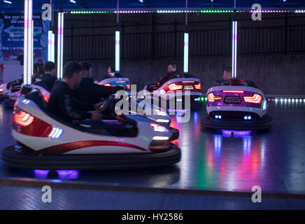 Peterborough, UK. 30. März 2017.  Peterborough Mart Jahrmarkt Vergnügen Wiesen Parkplatz in der Nähe von Peterborough Stadtbrücke hatte eine anstrengenden Nacht am Donnerstag die Familie Nacht mit allen Fahrten zu reduzierten Kosten von £1.50 war. Die beliebten Fahrten inklusive Autoscooter, Oblivion, perfekt, Miniwheel Dies ist eine traditionelle regionale Kirmes von John Thurston und Söhne und Besuche Peterborough laufen jedes Jahr im Frühling. Es schließt Sonntag, 2. April 2017. Bildnachweis: WansfordPhoto/Alamy Live-Nachrichten Stockfoto