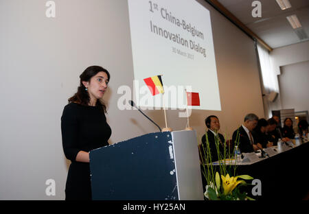 Brüssel, Belgien. 30. März 2017. Belgische Staatssekretär für Wissenschaft und Technologie Zuhal Demir befasst sich mit der China-Belgien Innovationsdialog in Brüssel, Belgien, 30. März 2017. Die erste China-Belgien Innovationsdialog fand hier am Donnerstag zur Zusammenarbeit in Wissenschaft und technologische Innovation zwischen den beiden Ländern weiter zu fördern. Bildnachweis: Ye Pingfan/Xinhua/Alamy Live-Nachrichten Stockfoto