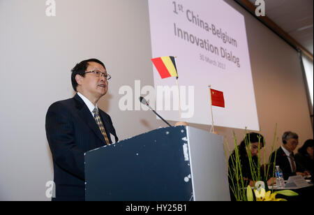 Brüssel, Belgien. 30. März 2017. Chinas Vize-Minister für Wissenschaft und Technologie Huang Wei befasst sich mit der China-Belgien Innovationsdialog in Brüssel, Belgien, 30. März 2017. Die erste China-Belgien Innovationsdialog fand hier am Donnerstag zur Zusammenarbeit in Wissenschaft und technologische Innovation zwischen den beiden Ländern weiter zu fördern. Bildnachweis: Ye Pingfan/Xinhua/Alamy Live-Nachrichten Stockfoto