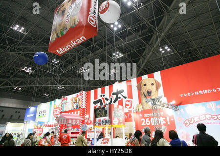 Tokio, Japan. 31. März 2017. Besucher besuchen Interpets Asia Pacific in Tokyo Big Sight am 31. März 2017. In diesem Jahr nahmen 403 Unternehmen aus 17 Ländern an der Veranstaltung um ihre neuen Produkte und Dienstleistungen in das Haustier und Veterinär-Industrie zu präsentieren. Die Veranstaltung richtet sich an Fachleute als auch die breite Öffentlichkeit und läuft vom 30. März bis April 2. Bildnachweis: Rodrigo Reyes Marin/AFLO/Alamy Live-Nachrichten Stockfoto