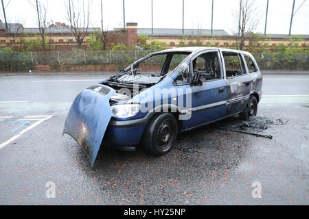 Belfast, Nordirland. 31. März 2017. Gestohlene ausgebrannte Auto neben Belfast Friedensmauer Credit: Anthony Lynn/Alamy Live News Stockfoto