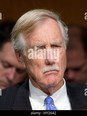 Washington, USA. 30. März 2017.  Vereinigte Staaten Senator AngUS King (unabhängig von Maine) hört das Zeugnis bei uns Senate Select Committee on Intelligence, wie es eine öffentliche Anhörung mit dem Titel führt "Desinformation: A Primer in russischen aktive Maßnahmen und Einfluss Kampagnen Credit: Dpa picture-Alliance/Alamy Live News Stockfoto