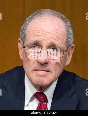 Washington, USA. 30. März 2017.  Vereinigte Staaten Senator Jim Risch (republikanischer Bundesstaat Idaho) hört das Zeugnis bei uns Senate Select Committee on Intelligence wie es eine öffentliche Anhörung mit dem Titel führt "Desinformation: A Primer in russischen aktive Maßnahmen und Einfluss Kampagnen Credit: Dpa picture-Alliance/Alamy Live News Stockfoto