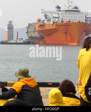 Mokpo, Südkorea. 31. März 2017. Verwandte von der versunkenen südkoreanischen Passagier Fähre Sewol warten auf die Ankunft von den Resten des Sewol einen Hafen in Mokpo, etwa 90 km entfernt von der Jindo Island, Südkorea, 31. März 2017. 6.825-Tonne-Passagier-Fähre Sewol kenterte und sank in den Gewässern vor der Insel Jindo am 16. April 2014. Bildnachweis: Yao Qilin/Xinhua/Alamy Live-Nachrichten Stockfoto