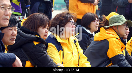 Mokpo, Südkorea. 31. März 2017. Verwandte von der versunkenen südkoreanischen Passagier Fähre Sewol warten auf die Ankunft von den Resten des Sewol einen Hafen in Mokpo, etwa 90 km entfernt von der Jindo Island, Südkorea, 31. März 2017. 6.825-Tonne-Passagier-Fähre Sewol kenterte und sank in den Gewässern vor der Insel Jindo am 16. April 2014. Bildnachweis: Yao Qilin/Xinhua/Alamy Live-Nachrichten Stockfoto