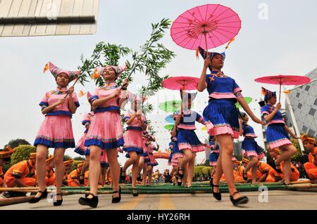 Nanning, China... 30. März 2017. Man feiert das Shangsi Festival in Nanning, Südwest-China Autonome Region Guangxi Zhuang, 30. März 2017. Bildnachweis: SIPA Asien/ZUMA Draht/Alamy Live-Nachrichten Stockfoto