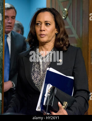 Washington, USA. 30. März 2017.  Vereinigte Staaten Senator Kamala D. Harris (Demokrat of California) kommt für eine uns Senate Select Committee on Intelligence Anhörung mit dem Titel "Desinformation: A Primer in russischen aktive Maßnahmen und Einfluss Kampagnen Credit: Dpa picture-Alliance/Alamy Live News Stockfoto