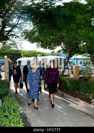 Oranjestad, Niederlande. 30. März 2017. Prinzessin Beatrix der Niederlande und Frau M. Hooyboer-Winklaar, Minister für Bildung an der Universität von Aruba in Oranjestad, am 30. März 2017, an zwei Debatten durch das Arubaanse Jugendparlament am 1. eines 3 Tage Arbeit-Besuchs in Aruba Foto: Albert Nieboer/Niederlande OUT / Point de Vue - NO-Draht-SERVICE - Foto: Albert Nieboer/RoyalPress/Dpa/Alamy Live News Stockfoto