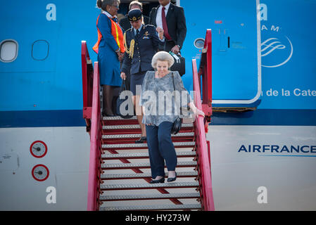 Oranjestad, Aruba. 30. März 2017. ORANJESTAD, ARUBA - 30 März: - Prinzessin Beatrix der Niederlande kommt mit einer AirFrance-KLM-Flug am Flughafen am 30. März 2017 in Oranjestad, Aruba. Die Prinzessin ist für einen dreitägigen Besuch in Aruba. -POINT DE VUE - kein Draht-Service - Foto: Patrick van Katwijk/Dutch Photo Press/Dpa/Alamy Live News Stockfoto