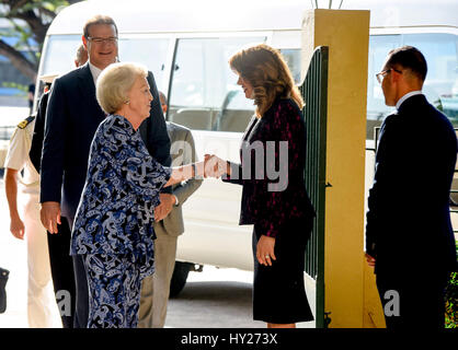 Oranjestad, Niederlande. 30. März 2017. Prinzessin Beatrix der Niederlande und Frau M. Hooyboer-Winklaar, Minister für Bildung an der Universität von Aruba in Oranjestad, am 30. März 2017, an zwei Debatten durch das Arubaanse Jugendparlament am 1. eines 3 Tage Arbeit-Besuchs in Aruba Foto: Albert Nieboer/Niederlande OUT / Point de Vue - NO-Draht-SERVICE - Foto: Albert Nieboer/RoyalPress/Dpa/Alamy Live News Stockfoto