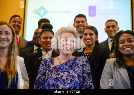 Oranjestad, Niederlande. 30. März 2017. Prinzessin Beatrix der Niederlande an der Universität von Aruba in Oranjestad, am 30. März 2017, an zwei Debatten durch das Arubaanse Jugendparlament am 1. eines 3 Tage Arbeit-Besuchs in Aruba Foto: Albert Nieboer/Niederlande OUT / Point de Vue - NO-Draht-SERVICE - Foto: Albert Nieboer/RoyalPress/Dpa/Alamy Live News Stockfoto