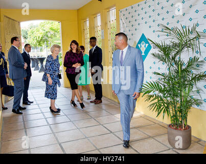 Oranjestad, Niederlande. 30. März 2017. Prinzessin Beatrix der Niederlande und Frau M. Hooyboer-Winklaar, Minister für Bildung an der Universität von Aruba in Oranjestad, am 30. März 2017, an zwei Debatten durch das Arubaanse Jugendparlament am 1. eines 3 Tage Arbeit-Besuchs in Aruba Foto: Albert Nieboer/Niederlande OUT / Point de Vue - NO-Draht-SERVICE - Foto: Albert Nieboer/RoyalPress/Dpa/Alamy Live News Stockfoto