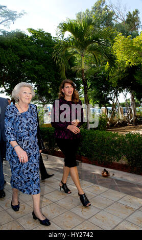 Oranjestad, Niederlande. 30. März 2017. Prinzessin Beatrix der Niederlande und Frau M. Hooyboer-Winklaar, Minister für Bildung an der Universität von Aruba in Oranjestad, am 30. März 2017, an zwei Debatten durch das Arubaanse Jugendparlament am 1. eines 3 Tage Arbeit-Besuchs in Aruba Foto: Albert Nieboer/Niederlande OUT / Point de Vue - NO-Draht-SERVICE - Foto: Albert Nieboer/RoyalPress/Dpa/Alamy Live News Stockfoto