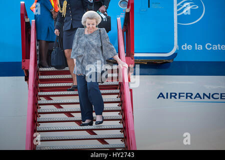 Oranjestad, Aruba. 30. März 2017. ORANJESTAD, ARUBA - 30 März: - Prinzessin Beatrix der Niederlande kommt mit einer AirFrance-KLM-Flug am Flughafen am 30. März 2017 in Oranjestad, Aruba. Die Prinzessin ist für einen dreitägigen Besuch in Aruba. -POINT DE VUE - kein Draht-Service - Foto: Patrick van Katwijk/Dutch Photo Press/Dpa/Alamy Live News Stockfoto