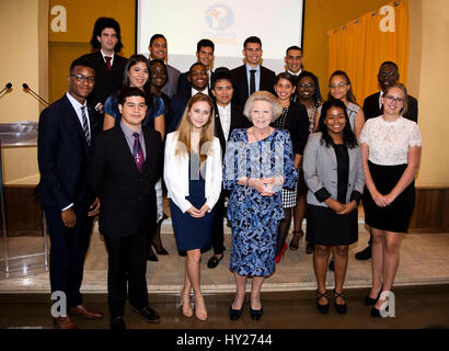 Oranjestad, Niederlande. 30. März 2017. Prinzessin Beatrix der Niederlande und Mitglieder des Youth Parlament Aruba an der Universität von Aruba in Oranjestad, am 30. März 2017, an zwei Debatten durch das Arubaanse Jugendparlament am 1. eines 3 Tage Arbeit-Besuchs in Aruba Foto: Albert Nieboer/Niederlande OUT / Point de Vue - NO-Draht-SERVICE - Foto: Albert Nieboer/RoyalPress/Dpa/Alamy Live News Stockfoto