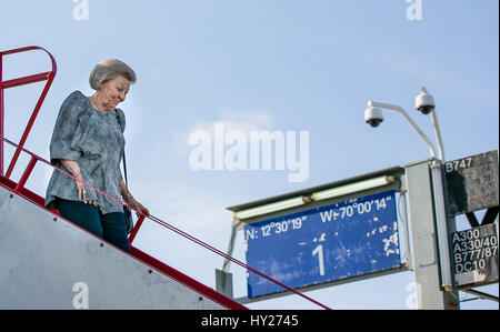 Oranjestad, Aruba. 30. März 2017. ORANJESTAD, ARUBA - 30 März: - Prinzessin Beatrix der Niederlande kommt mit einer AirFrance-KLM-Flug am Flughafen am 30. März 2017 in Oranjestad, Aruba. Die Prinzessin ist für einen dreitägigen Besuch in Aruba. -POINT DE VUE - kein Draht-Service - Foto: Patrick van Katwijk/Dutch Photo Press/Dpa/Alamy Live News Stockfoto