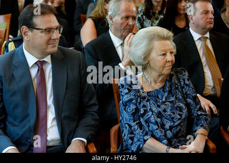 Oranjestad, Niederlande. 30. März 2017. Prinzessin Beatrix der Niederlande an der Universität von Aruba in Oranjestad, am 30. März 2017, an zwei Debatten durch das Arubaanse Jugendparlament am 1. eines 3 Tage Arbeit-Besuchs in Aruba Foto: Albert Nieboer/Niederlande OUT / Point de Vue - NO-Draht-SERVICE - Foto: Albert Nieboer/RoyalPress/Dpa/Alamy Live News Stockfoto