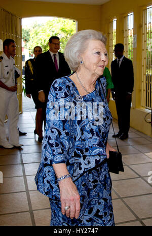 Oranjestad, Niederlande. 30. März 2017. Prinzessin Beatrix der Niederlande an der Universität von Aruba in Oranjestad, am 30. März 2017, an zwei Debatten durch das Arubaanse Jugendparlament am 1. eines 3 Tage Arbeit-Besuchs in Aruba Foto: Albert Nieboer/Niederlande OUT / Point de Vue - NO-Draht-SERVICE - Foto: Albert Nieboer/RoyalPress/Dpa/Alamy Live News Stockfoto