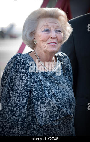 Oranjestad, Aruba. 30. März 2017. ORANJESTAD, ARUBA - 30 März: - Prinzessin Beatrix der Niederlande kommt mit einer AirFrance-KLM-Flug am Flughafen am 30. März 2017 in Oranjestad, Aruba. Die Prinzessin ist für einen dreitägigen Besuch in Aruba. -POINT DE VUE - kein Draht-Service - Foto: Patrick van Katwijk/Dutch Photo Press/Dpa/Alamy Live News Stockfoto