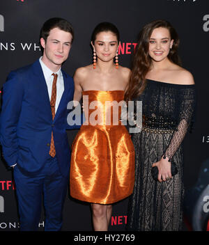 A Dylan Minnette, Selena Gomez, Katherine Langford 023 besuchen die Premiere von Netflix 13 Gründe, warum "bei Paramount Pictures am 30. März 2017 in Los Angeles, Kalifornien. Stockfoto