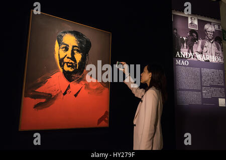 Hong Kong, Hong Kong SAR, China. 31. März 2017.  Highlights der Spring Sales Andy Warhols "Mao" 1973 Siebdruck. In Anlehnung an das Foto in Maos "kleine rote Buch", ist das Gemälde zu sehen bei der Vorschau der Verkauf in Hong Kong, Hong Kong SAR, China am 31. März 2017. Sotheby's Hong Kong Frühling Verkauf Vorschau öffnet sich im Hong Kong Convention and Exhibition Centre. Bildnachweis: Jayne Russell/ZUMA Draht/Alamy Live-Nachrichten Stockfoto