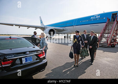 Oranjestad, Aruba. 30. März 2017. ORANJESTAD, ARUBA - 30 März: - Prinzessin Beatrix der Niederlande kommt mit einer AirFrance-KLM-Flug am Flughafen am 30. März 2017 in Oranjestad, Aruba. Die Prinzessin ist für einen dreitägigen Besuch in Aruba. -POINT DE VUE - kein Draht-Service - Foto: Albert Nieboer/RoyalPress/Dpa/Alamy Live News Stockfoto