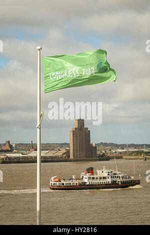 Green Party of England Wales Flagge neben dem Fluss Mersey, Liverpool, während die Partei Konferenz 2017 mit der berühmten Fähre im Bild Stockfoto