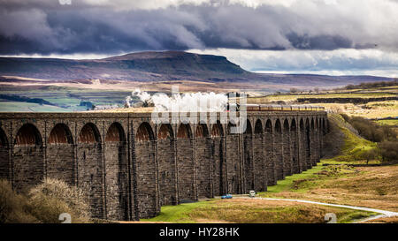 Ribblehead, UK. 31. März 2017. Ribblehead Scotsman Befugnisse für die Wiedereröffnung der Settle Carlisle Linie überfliegen. Die Strecke wurde 9. Februar 2016 aufgrund eines Erdrutsches gesperrt. Reparaturen Kosten £23 M Credit: Graham Eva/Alamy Live News Stockfoto