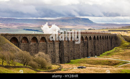 Ribblehead, UK. 31. März 2017. Ribblehead Scotsman Befugnisse für die Wiedereröffnung der Settle Carlisle Linie überfliegen. Die Strecke wurde 9. Februar 2016 aufgrund eines Erdrutsches gesperrt. Reparaturen Kosten £23 M Credit: Graham Eva/Alamy Live News Stockfoto