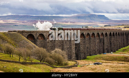 Ribblehead, UK. 31. März 2017. Ribblehead Scotsman Befugnisse für die Wiedereröffnung der Settle Carlisle Linie überfliegen. Die Strecke wurde 9. Februar 2016 aufgrund eines Erdrutsches gesperrt. Reparaturen Kosten £23 M Credit: Graham Eva/Alamy Live News Stockfoto