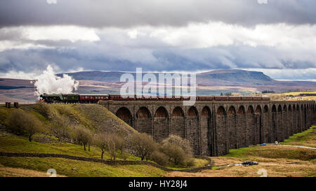 Ribblehead, UK. 31. März 2017. Ribblehead Scotsman Befugnisse für die Wiedereröffnung der Settle Carlisle Linie überfliegen. Die Strecke wurde 9. Februar 2016 aufgrund eines Erdrutsches gesperrt. Reparaturen Kosten £23 M Credit: Graham Eva/Alamy Live News Stockfoto