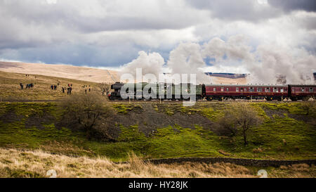 Ribblehead, UK. 31. März 2017. Ribblehead Scotsman Befugnisse für die Wiedereröffnung der Settle Carlisle Linie überfliegen. Die Strecke wurde 9. Februar 2016 aufgrund eines Erdrutsches gesperrt. Reparaturen Kosten £23 M Credit: Graham Eva/Alamy Live News Stockfoto