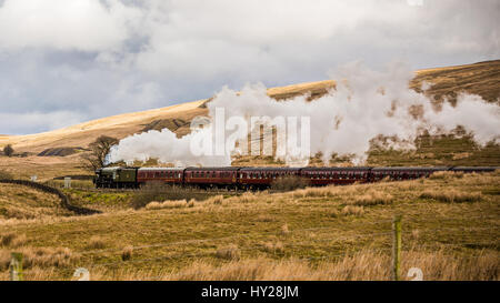 Ribblehead, UK. 31. März 2017. Ribblehead Scotsman Befugnisse für die Wiedereröffnung der Settle Carlisle Linie überfliegen. Die Strecke wurde 9. Februar 2016 aufgrund eines Erdrutsches gesperrt. Reparaturen Kosten £23 M Credit: Graham Eva/Alamy Live News Stockfoto