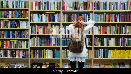 Leipzig, Deutschland. 26. März 2017. Ein Besucher steht vor einem Regal mit second-hand-Bücher auf der Buchmesse in Leipzig, Deutschland, 26. März 2017. Foto: Jens Kalaene/Dpa-Zentralbild/ZB/Dpa/Alamy Live News Stockfoto