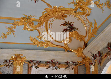 Schloss Rheinsberg, Deutschland. 31. März 2017. Decke Details in der restaurierten Shell Zimmer Schloss Rheinsberg, Deutschland, 31. März 2017. Das Zimmer wurde auf Befehl des Prinzen Heinrich von Preußen im Jahre 1769 erstellt. Es ist die einzige erhaltene Innenraum aus der frühen Schaffensperiode des Architekten Carl Gotthard Langhans (1732-1808). Foto: Bernd Settnik/Dpa-Zentralbild/Dpa/Alamy Live News Stockfoto