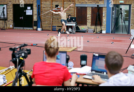 Thomas Roehler, Olympischer Speer werfen Champion, wirft Wurfspeer Test während mit Sensoren für einen 3D Test in der Prüfung Halle des Instituts für angewandte Ausbildung Wissenschaft (IAT) in Leipzig, Deutschland, 31. März 2017 bedeckt. Der Athlet aus der deutschen Stadt Jena durchgeführt, eine komplette Performance-Analyse. Er wurde in 3D, in der Lage sein, ein Computer-Modell des Sportlers machen gescannt. Auf diese Weise können Kraft, Beschleunigung und Bewegungen genauer erfasst und vielleicht verbessert werden. Roehler geht direkt in Konkurrenz Training. Seine Saison startet am 6. Mai in Doha. Foto: Jan Woitas/Dpa-Zentralb Stockfoto