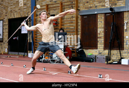 Thomas Roehler, Olympischer Speer werfen Champion, wirft Wurfspeer Test während mit Sensoren für einen 3D Test in der Prüfung Halle des Instituts für angewandte Ausbildung Wissenschaft (IAT) in Leipzig, Deutschland, 31. März 2017 bedeckt. Der Athlet aus der deutschen Stadt Jena durchgeführt, eine komplette Performance-Analyse. Er wurde in 3D, in der Lage sein, ein Computer-Modell des Sportlers machen gescannt. Auf diese Weise können Kraft, Beschleunigung und Bewegungen genauer erfasst und vielleicht verbessert werden. Roehler geht direkt in Konkurrenz Training. Seine Saison startet am 6. Mai in Doha. Foto: Jan Woitas/Dpa-Zentralb Stockfoto