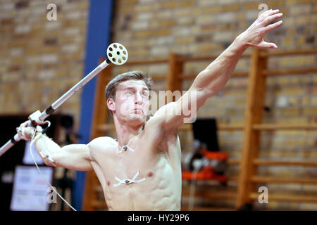 Thomas Roehler, Olympischer Speer werfen Champion, wirft Wurfspeer Test während mit Sensoren für einen 3D Test in der Prüfung Halle des Instituts für angewandte Ausbildung Wissenschaft (IAT) in Leipzig, Deutschland, 31. März 2017 bedeckt. Der Athlet aus der deutschen Stadt Jena durchgeführt, eine komplette Performance-Analyse. Er wurde in 3D, in der Lage sein, ein Computer-Modell des Sportlers machen gescannt. Auf diese Weise können Kraft, Beschleunigung und Bewegungen genauer erfasst und vielleicht verbessert werden. Roehler geht direkt in Konkurrenz Training. Seine Saison startet am 6. Mai in Doha. Foto: Jan Woitas/Dpa-Zentralb Stockfoto