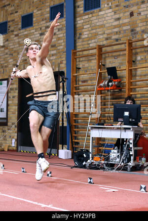 Thomas Roehler, Olympischer Speer werfen Champion, wirft Wurfspeer Test während mit Sensoren für einen 3D Test in der Prüfung Halle des Instituts für angewandte Ausbildung Wissenschaft (IAT) in Leipzig, Deutschland, 31. März 2017 bedeckt. Der Athlet aus der deutschen Stadt Jena durchgeführt, eine komplette Performance-Analyse. Er wurde in 3D, in der Lage sein, ein Computer-Modell des Sportlers machen gescannt. Auf diese Weise können Kraft, Beschleunigung und Bewegungen genauer erfasst und vielleicht verbessert werden. Roehler geht direkt in Konkurrenz Training. Seine Saison startet am 6. Mai in Doha. Foto: Jan Woitas/Dpa-Zentralb Stockfoto