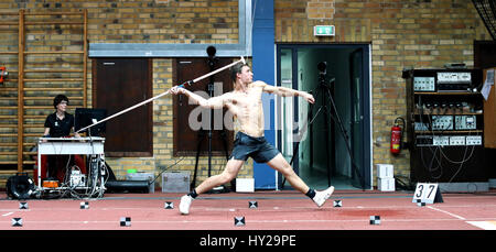 Thomas Roehler, Olympischer Speer werfen Champion, wirft Wurfspeer Test während mit Sensoren für einen 3D Test in der Prüfung Halle des Instituts für angewandte Ausbildung Wissenschaft (IAT) in Leipzig, Deutschland, 31. März 2017 bedeckt. Der Athlet aus der deutschen Stadt Jena durchgeführt, eine komplette Performance-Analyse. Er wurde in 3D, in der Lage sein, ein Computer-Modell des Sportlers machen gescannt. Auf diese Weise können Kraft, Beschleunigung und Bewegungen genauer erfasst und vielleicht verbessert werden. Roehler geht direkt in Konkurrenz Training. Seine Saison startet am 6. Mai in Doha. Foto: Jan Woitas/Dpa-Zentralb Stockfoto