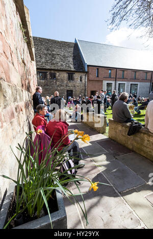 Gloucester, England, Vereinigtes Königreich. 31. März 2017. Trinker genießen die Frühlingssonne am 5. CAMRA Gloucester Bier und Cider Festival statt, in der Innenstadt historische Blackfriars Priory. Bildnachweis: David Broadbent/Alamy Live-Nachrichten Stockfoto