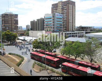 Puerto Ordaz, Venezuela. 31. März 2017. Arbeiter und Angestellten des staatlichen Unternehmens verantwortlich für die Versorgung mit Trinkwasser (Hidrobolivar) im südlichen Bundesstaat Bolivar, zusammen mit Arbeitern aus dem staatlichen Unternehmen verantwortlich für die öffentlichen Verkehrsmittel Service Operations (Transbolivar), beschlossen Protest in der Guayana-Allee von Puerto Ordaz, fordern eine Gehaltserhöhung. Dieser Protest Auto Staus im gesamten Bereich der Stadt Alta Vista verursacht. Hohe Lebensmittelpreise in Venezuela haben Arbeitnehmer Löhne verschlechtert. Bildnachweis: Jorgeprz/Alamy Live-Nachrichten Stockfoto