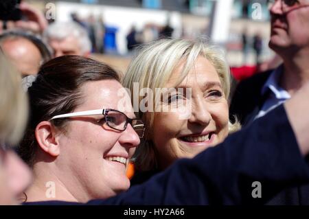 Erquy, Bretagne, Frankreich. 31. März 2017. Auf den Präsidentschaftswahlkampf trail wieder französischen Front National Leader Marine Le Pen Braves linke Demonstranten um verärgerten Fischer im bretonischen Hafen treffen, wo Angeln und Austernbänke das Rückgrat der Wirtschaft sind. Bildnachweis: Lukas Peters/Alamy Live-Nachrichten Stockfoto