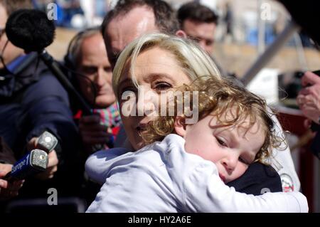 Erquy, Bretagne, Frankreich. 31. März 2017. Auf den Präsidentschaftswahlkampf trail wieder französischen Front National Leader Marine Le Pen Braves linke Demonstranten um verärgerten Fischer im bretonischen Hafen treffen, wo Angeln und Austernbänke das Rückgrat der Wirtschaft sind. Bildnachweis: Lukas Peters/Alamy Live-Nachrichten Stockfoto