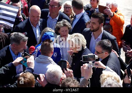 Erquy, Bretagne, Frankreich. 31. März 2017. Auf den Präsidentschaftswahlkampf trail wieder französischen Front National Leader Marine Le Pen Braves linke Demonstranten um verärgerten Fischer im bretonischen Hafen treffen, wo Angeln und Austernbänke das Rückgrat der Wirtschaft sind. Bildnachweis: Lukas Peters/Alamy Live-Nachrichten Stockfoto